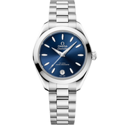 Quadrante blu spazzolato soleil con indici applicati rodiati e datario a ore 6 dell’Omega Seamaster Aqua Terra 30 mm modello 220.10.30.20.03.001.